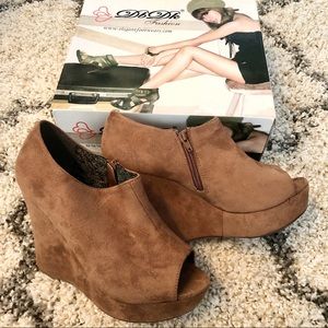 4.5” Suede Wedge Peep Hoe Heels